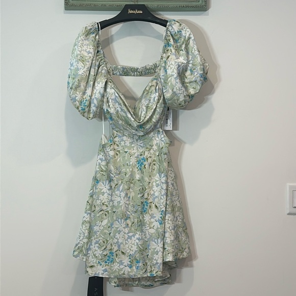 ASTR THE LABEL REVOLVE CLARITA FLORAL CUTOUT PUFF SLEEVE MINI DRESS XL NEW - Picture 1 of 11